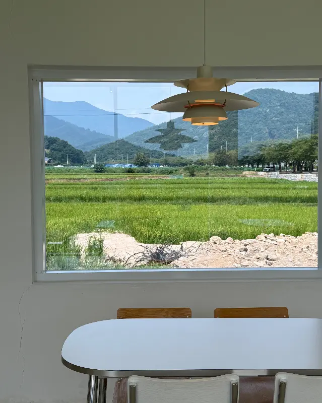 통창으로 보이는 아름다운 풍경