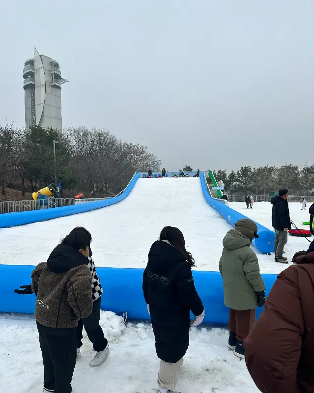 근처 눈썰매장의 모습