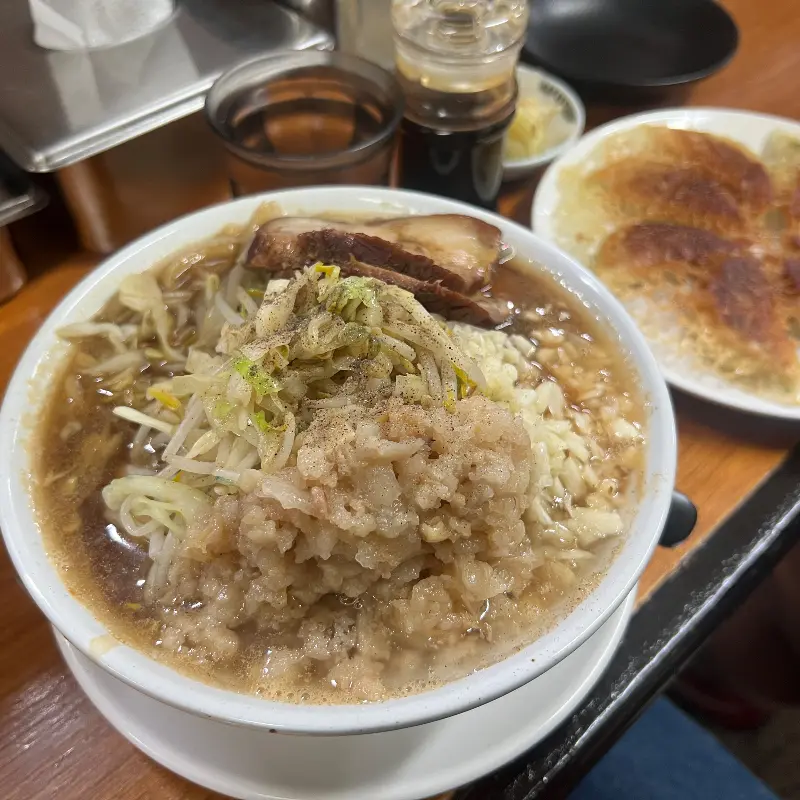 테이블 위에 놓인 지로케 라멘