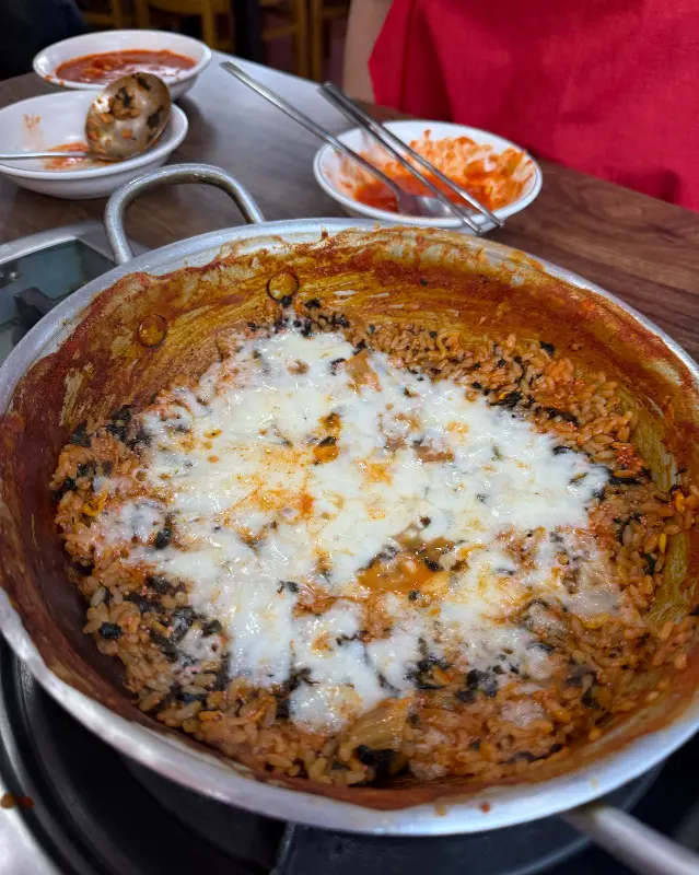 볶음밥 위에 치즈가 듬뿍 올려진 모습