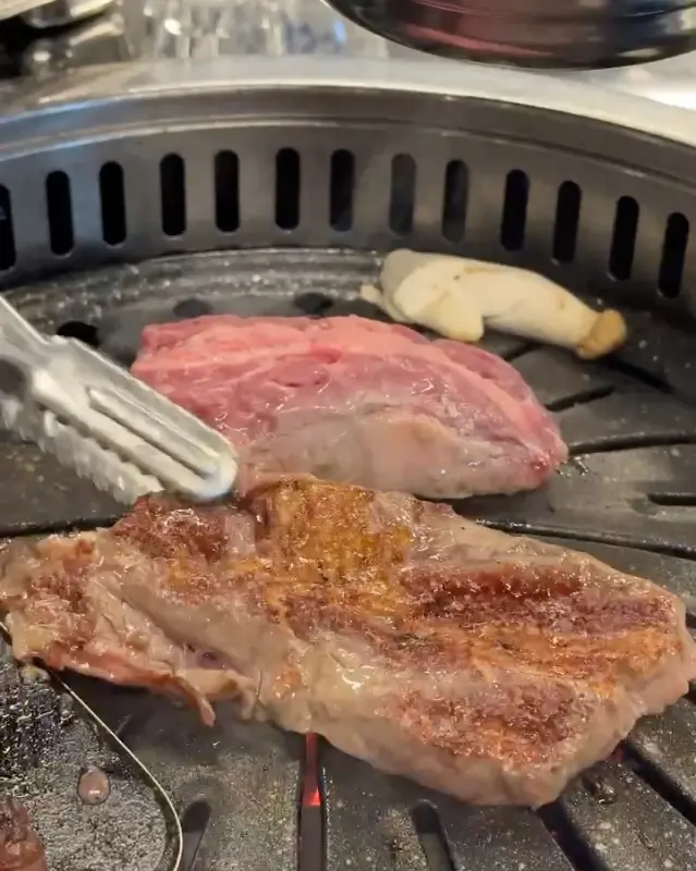숯불 위에서 익어가는 소고기