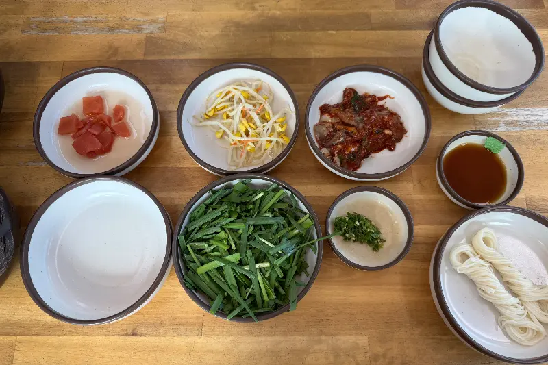 추어탕과 함께 나오는 다양한 밑반찬 사진