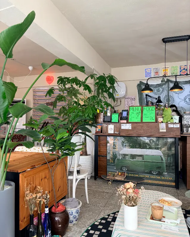 카페 카운터 앞 풍경, 아기자기한 소품들이 눈길을 사로잡는다.