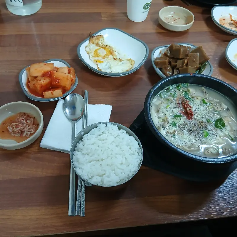 순대국과 다양한 밑반찬이 차려진 푸짐한 테이블 사진