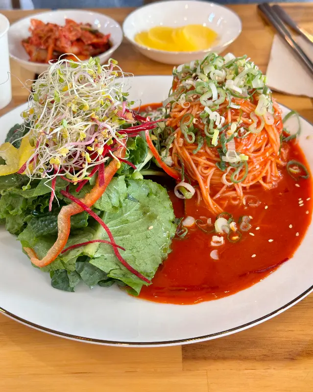 보기만 해도 군침이 도는 비빔국수