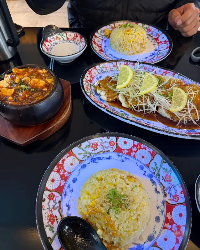 테이블 가득한 음식