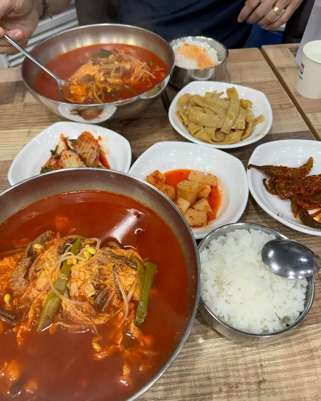 육개장과 함께 차려진 정갈한 밑반찬