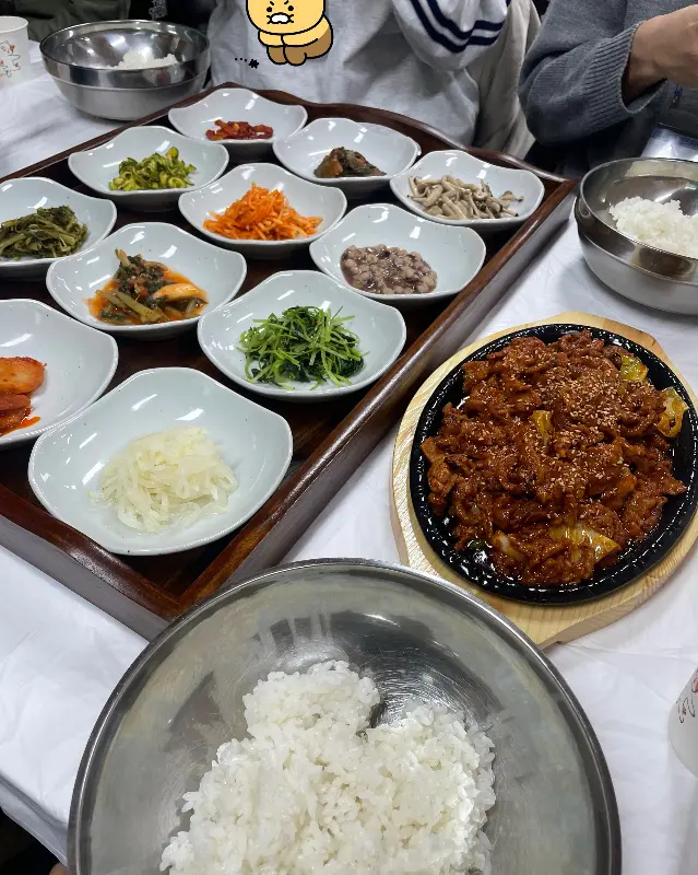 쟁반 가득 차려진 보리밥 정식 반찬들