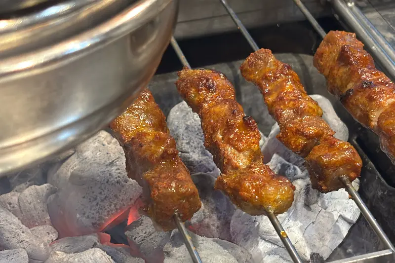 숯불 위에서 맛있게 익어가는 양꼬치