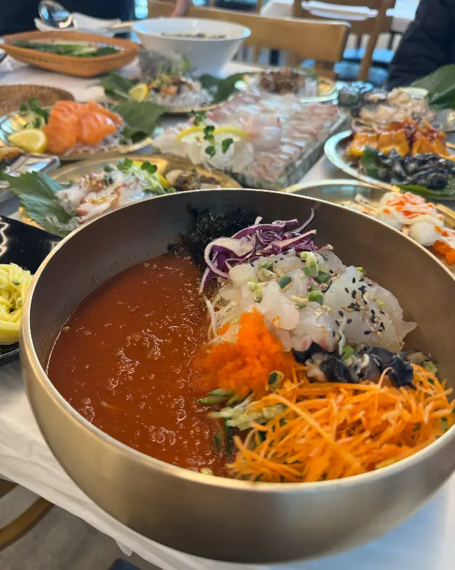 어방가의 아름다운 물회 비주얼