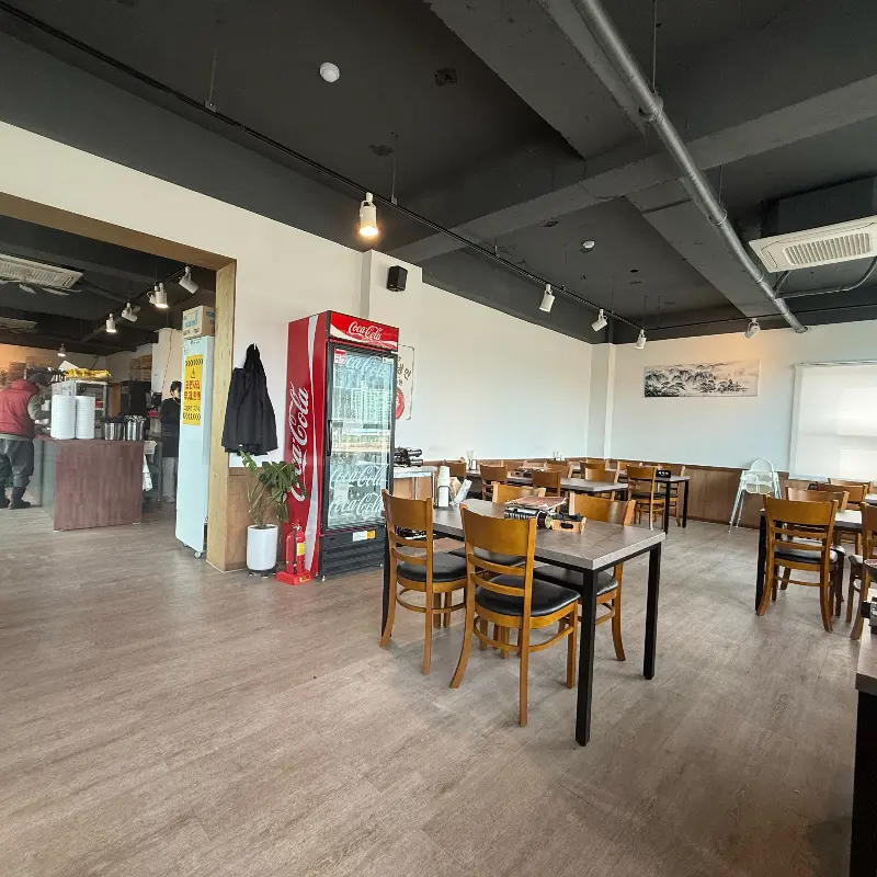 넓고 쾌적한 고담식당 내부