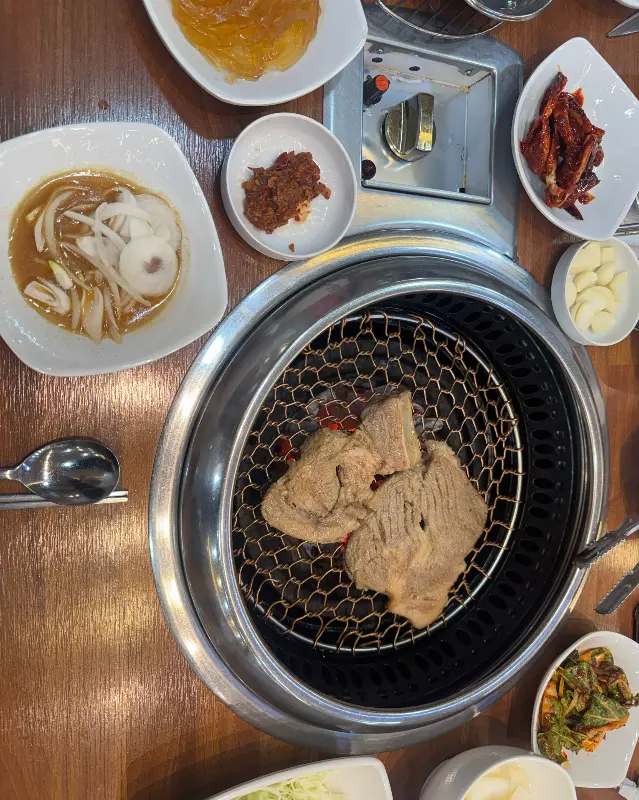 숯불 위에서 구워지는 돼지갈비