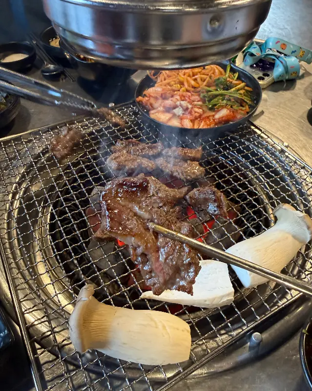 숯불 위에서 익어가는 고기와 버섯, 김치