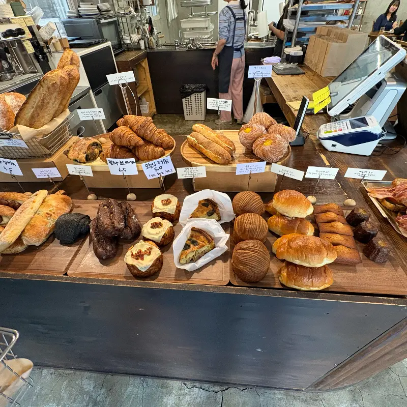 다양한 빵들이 진열된 빵한모금 내부 모습