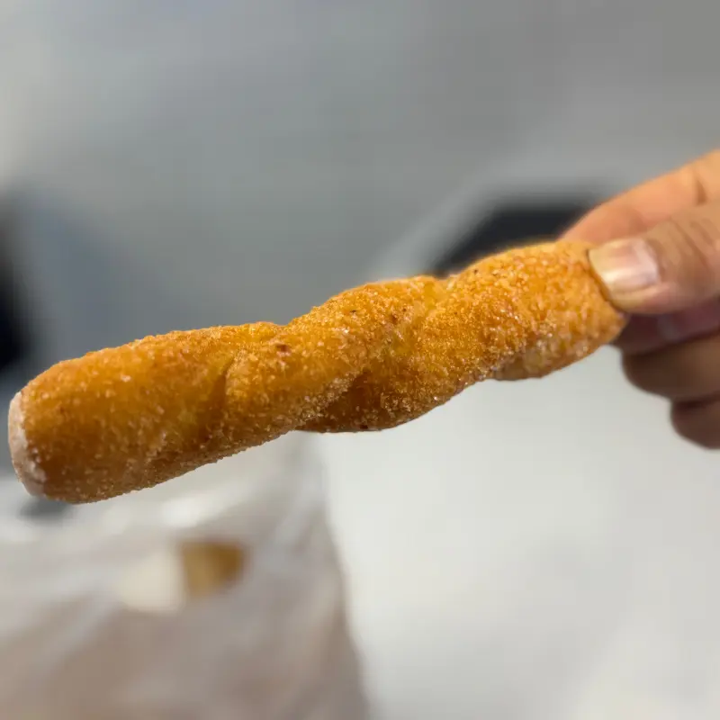 설탕이 듬뿍 묻혀진 꽈배기의 자태