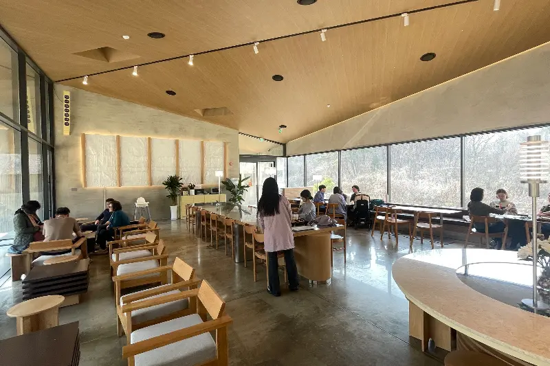 넓은 카페 내부