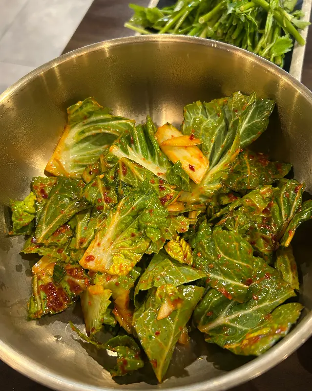 육풍 평택역점 푸짐하게 담긴 백김치 사진