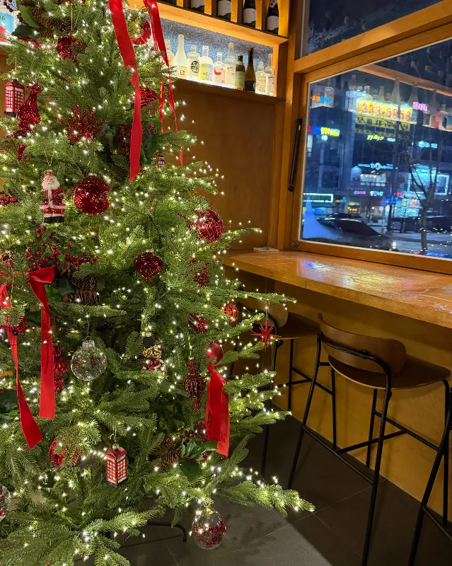 창가 좌석과 크리스마스 트리