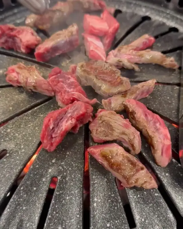 소고기 굽는 모습