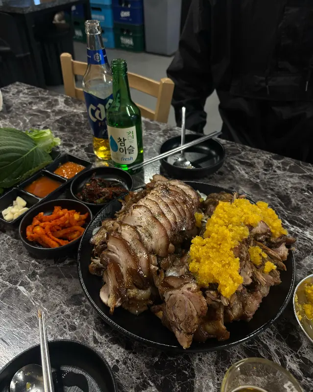 족발과 함께 즐기는 술 한 잔