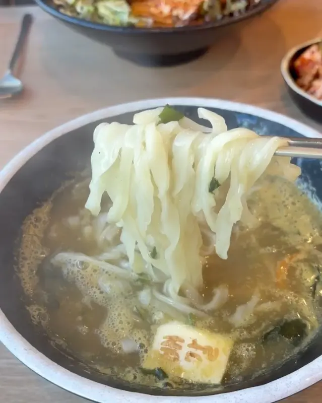 쫄깃한 면발을 자랑하는 배말칼국수