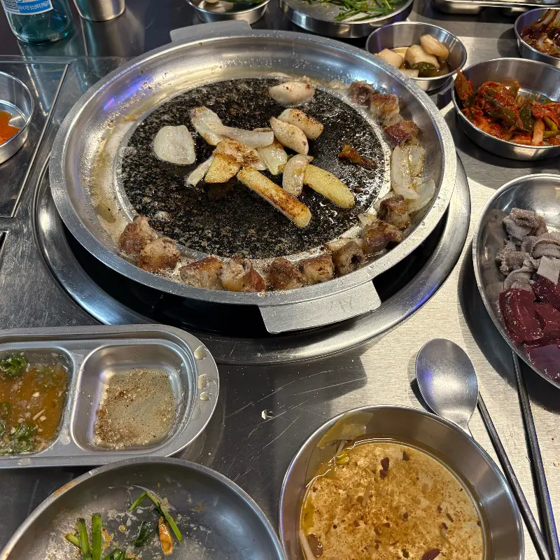 잘 구워진 곱창과 막창