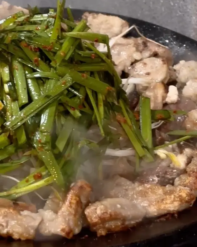 곱창과 부추, 숙주가 함께 구워지는 모습