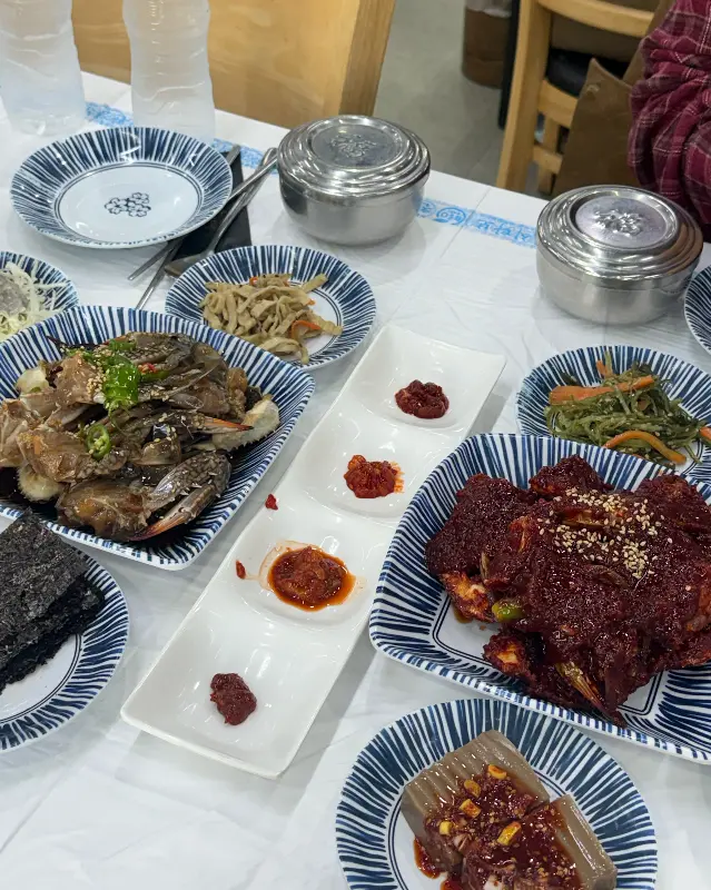 게장과 다양한 밑반찬들