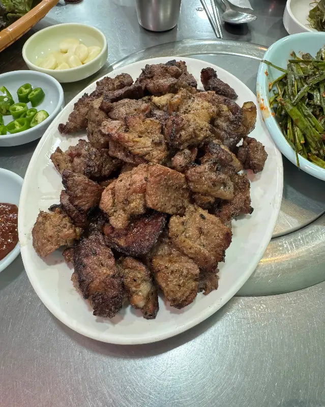 잘 구워진 돼지갈비 클로즈업