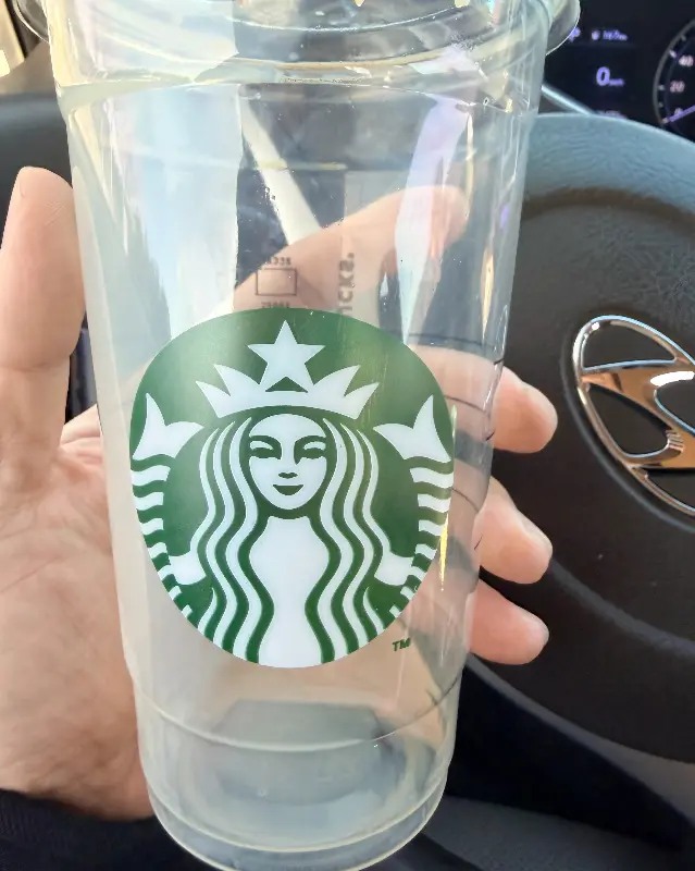 깔끔한 테이크아웃 컵 디자인