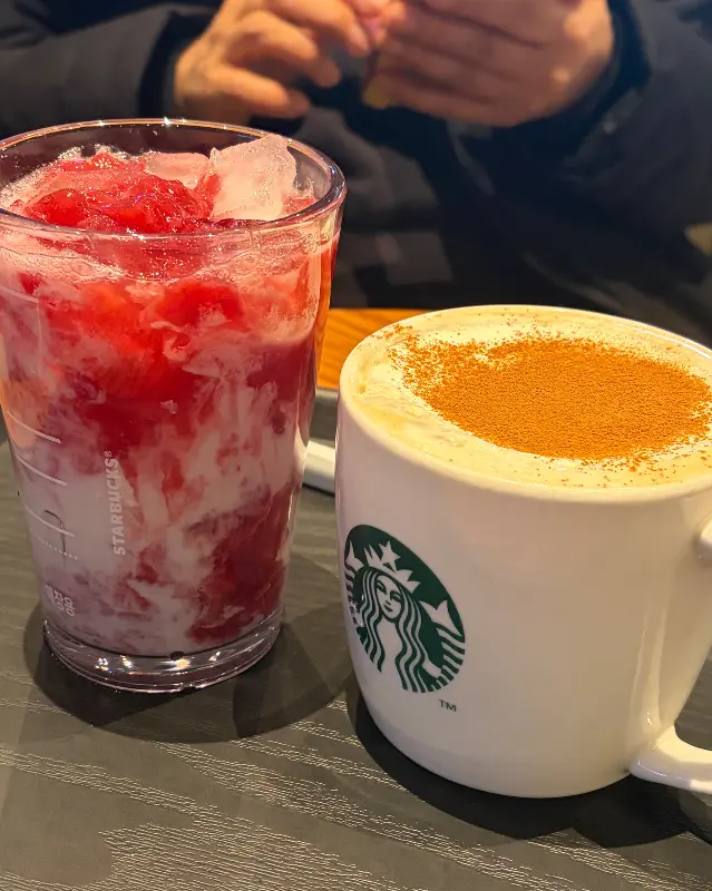 스타벅스의 음료 두 잔