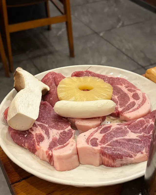 꽃목살과 곁들임 재료