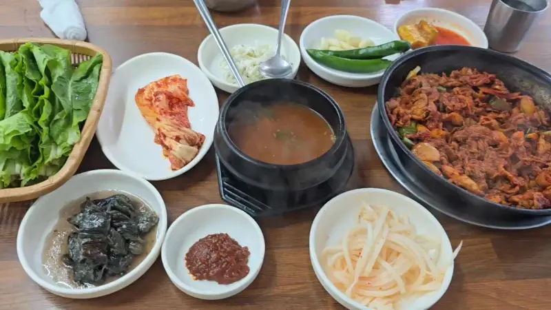 불백 정식 전체 상차림