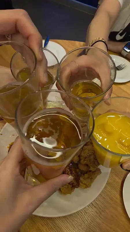 맥주잔을 부딪히며 건배하는 모습