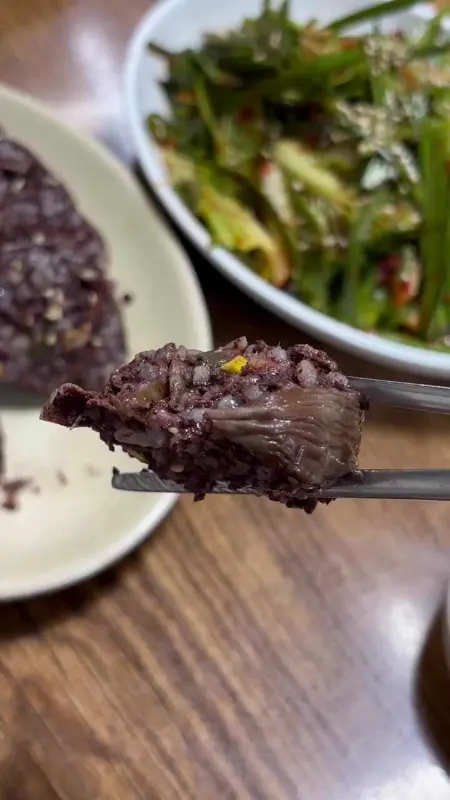 젓가락으로 집어 올린 피순대