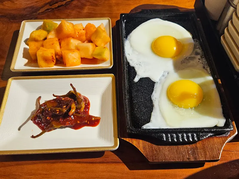 가야해장 밑반찬 계란후라이, 깍두기, 고추무침