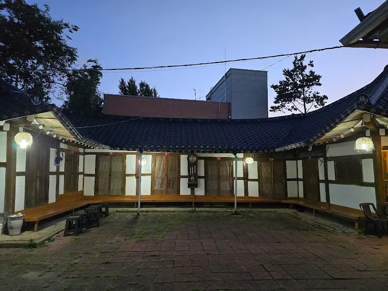 밀향기 식당 외부 전경