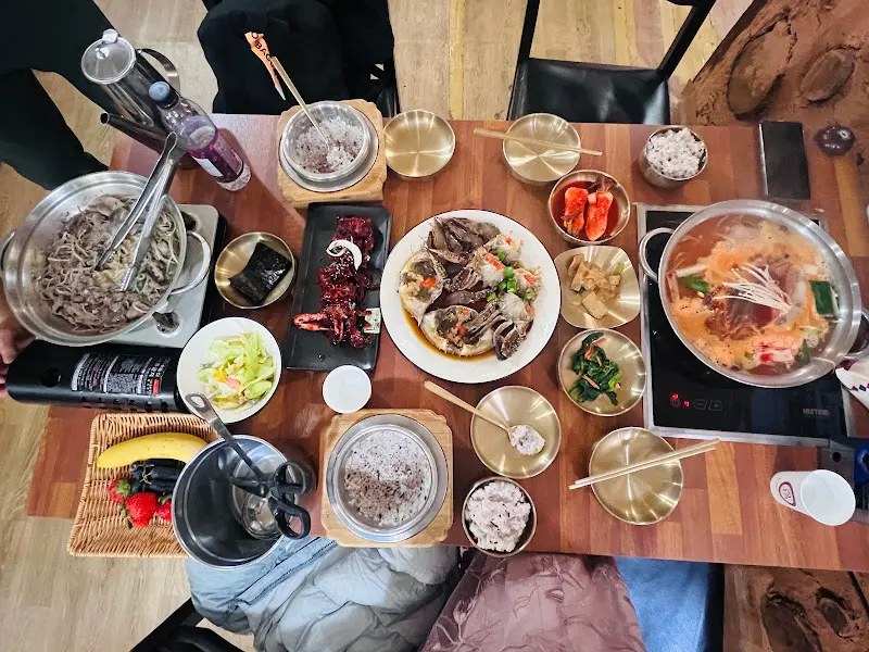 푸짐하게 차려진 조선게장집 한 상 차림