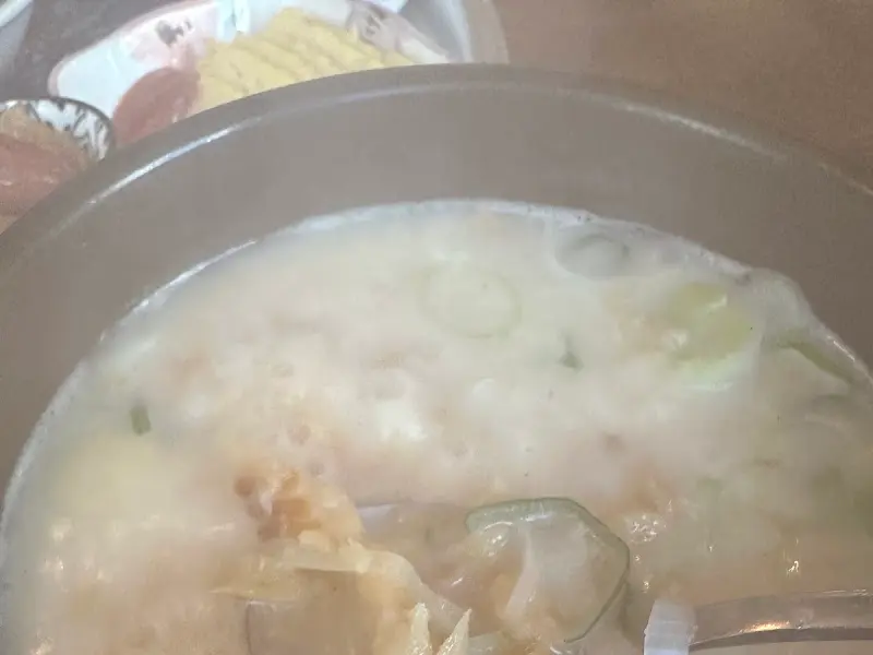 뽀얀 국물이 인상적인 오곡황태국