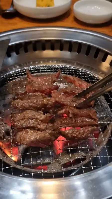 숯불 위에서 구워지는 갈비살