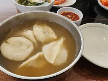 구리 워커힐, 새벽을 여는 묘향만두에서 맛보는 뚝배기의 깊은 위로: 지역 맛집 순례기