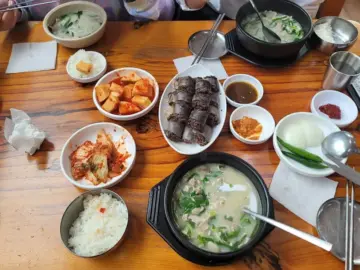 천상 맛, 울산 휩쓰는 큰길돼지국밥: 힙스터 돼지국밥 성지순례 맛집