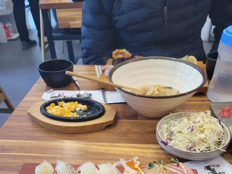 초밥과 곁들임 메뉴