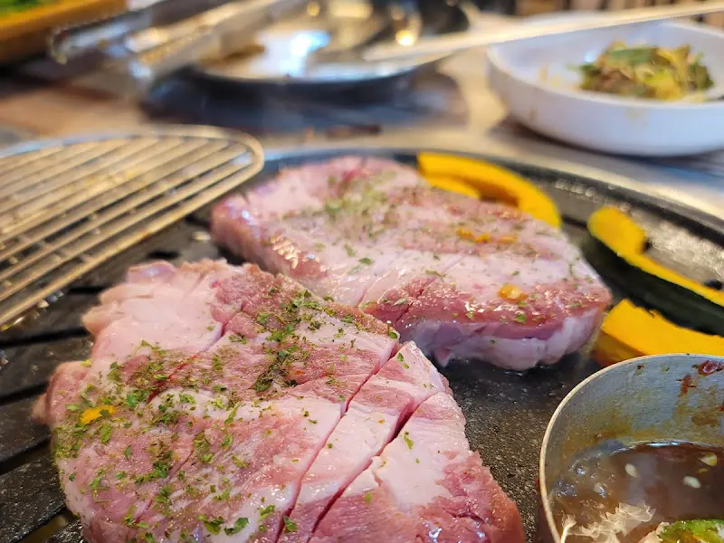 불판 위에서 익어가는 목살