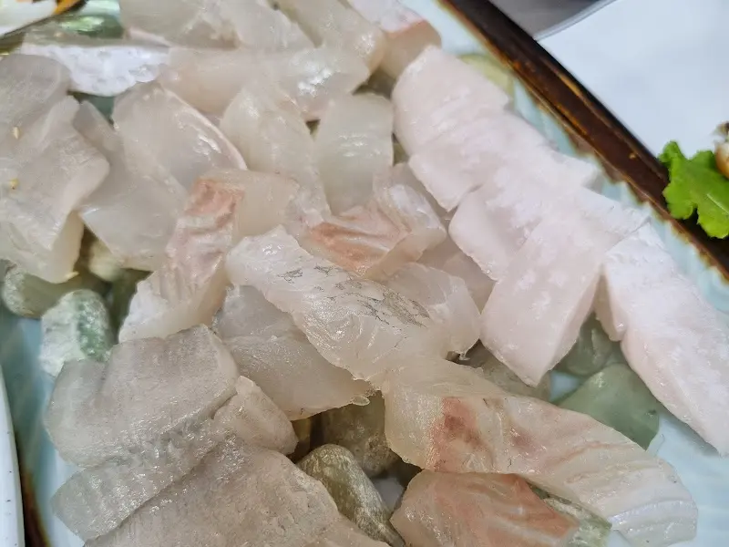 두툼하게 썰린 광어회