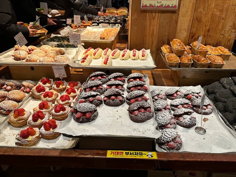 다양한 빵 진열 모습
