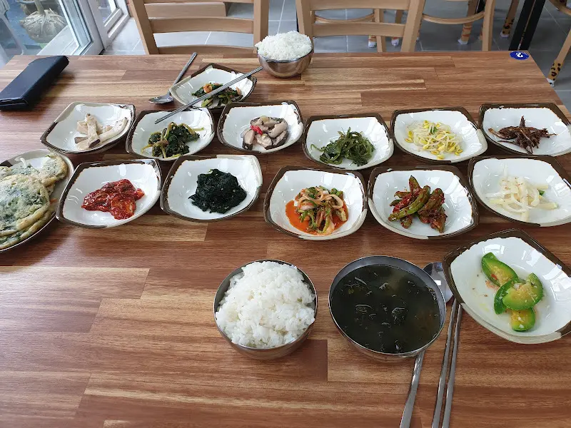 정갈하게 차려진 반찬들