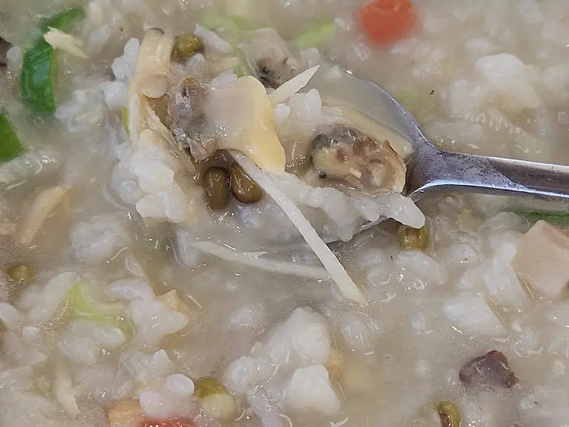 바지락죽을 떠먹는 모습