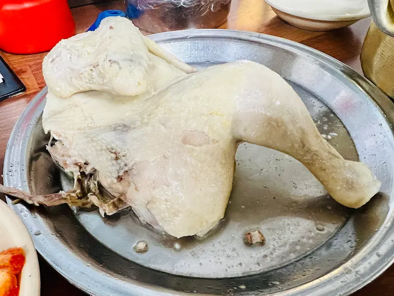 윤기가 흐르는 닭 반마리