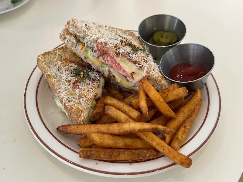 그릴드 아보카도 샌드위치